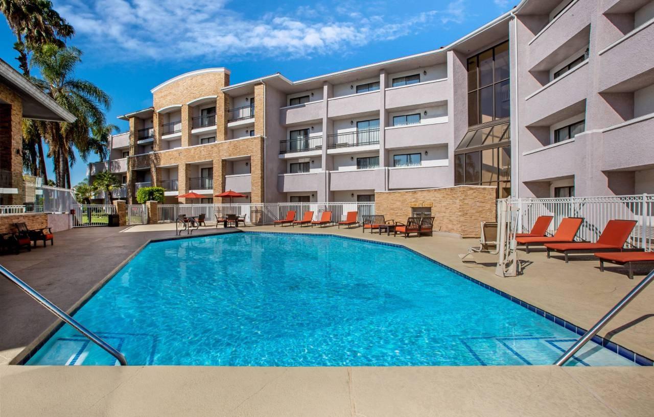 La Quinta By Wyndham Pomona Hotel Exterior photo