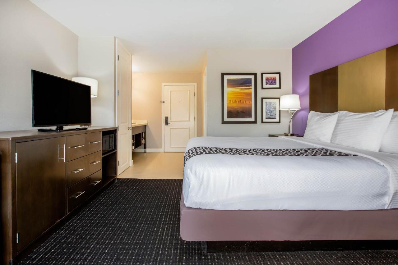 La Quinta By Wyndham Pomona Hotel Exterior photo