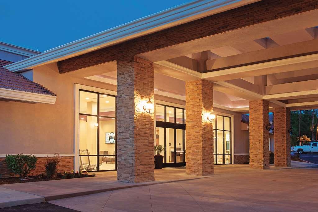 La Quinta By Wyndham Pomona Hotel Exterior photo