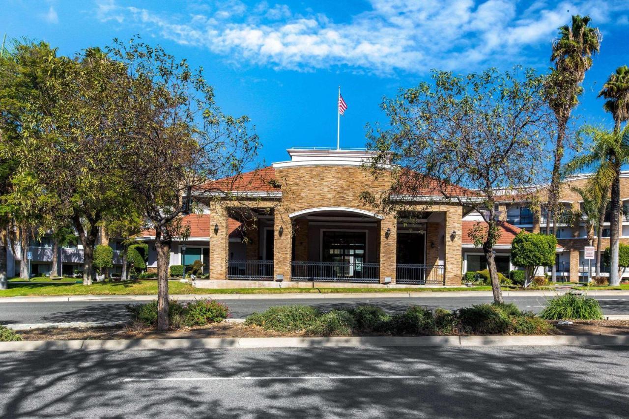 La Quinta By Wyndham Pomona Hotel Exterior photo