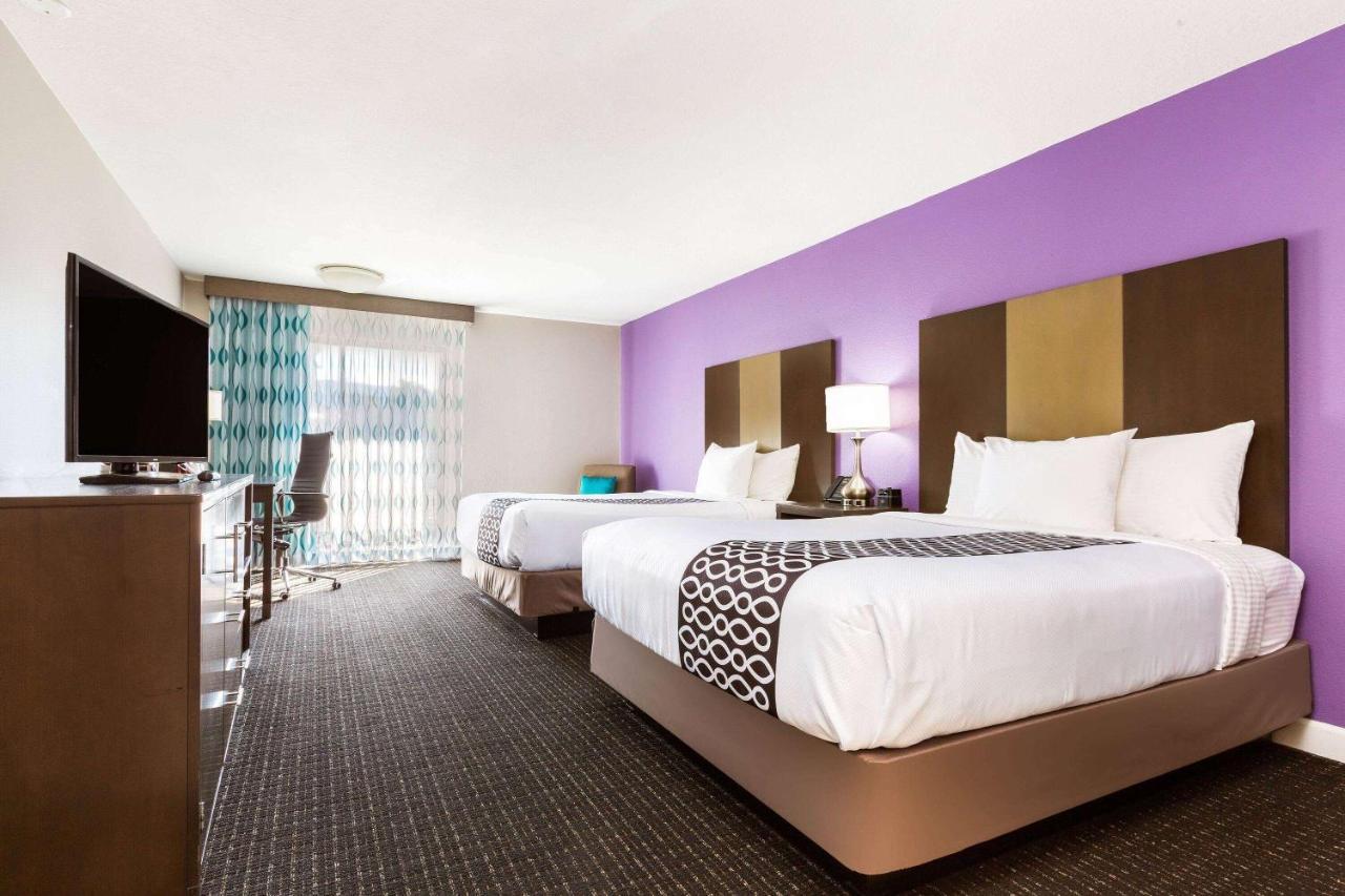 La Quinta By Wyndham Pomona Hotel Exterior photo
