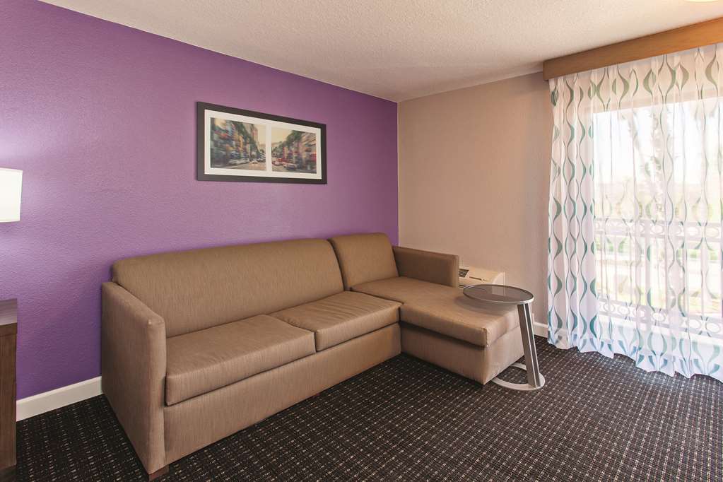 La Quinta By Wyndham Pomona Hotel Room photo