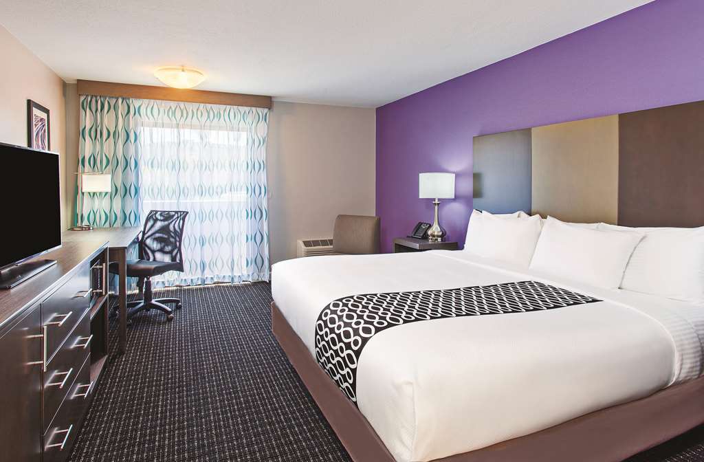 La Quinta By Wyndham Pomona Hotel Room photo