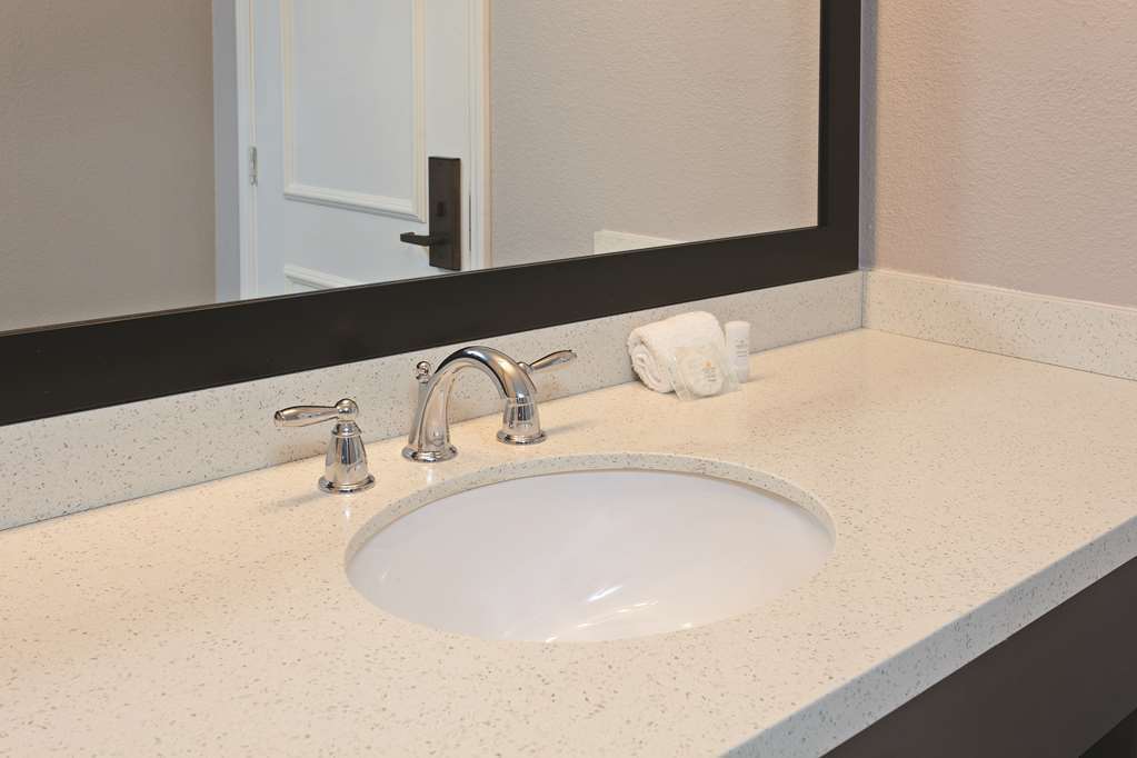 La Quinta By Wyndham Pomona Hotel Room photo