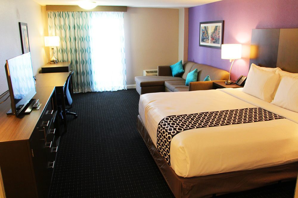 La Quinta By Wyndham Pomona Hotel Exterior photo