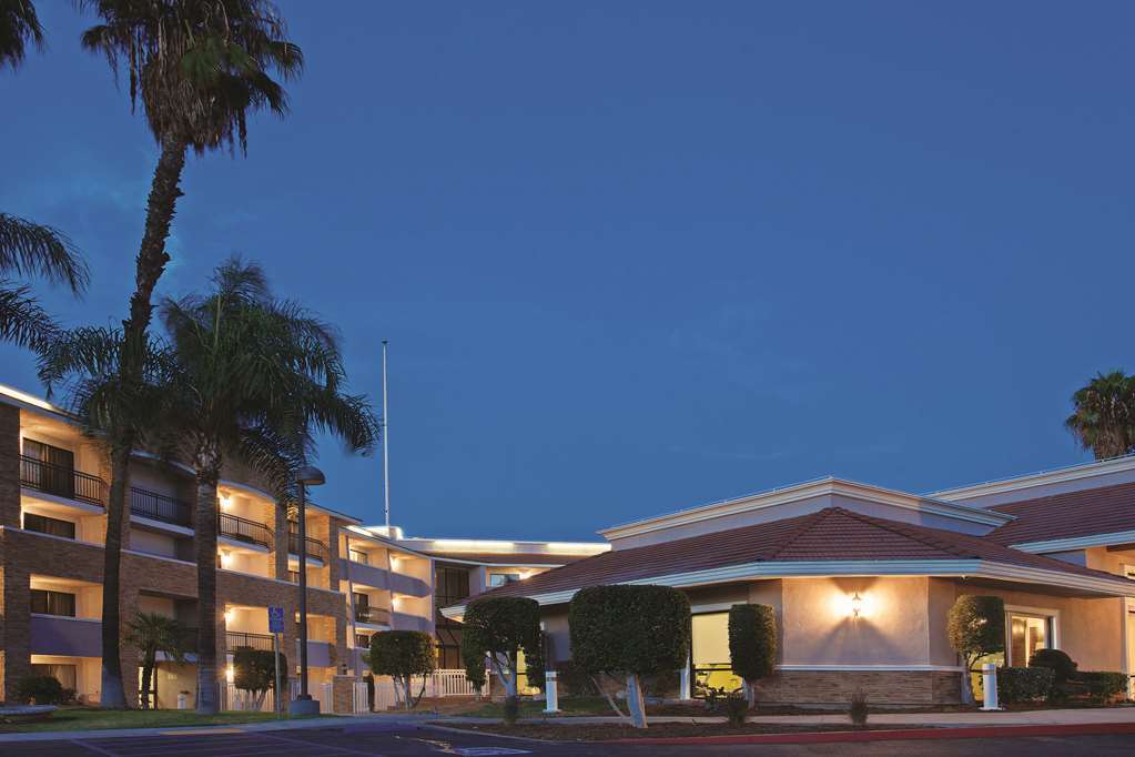La Quinta By Wyndham Pomona Hotel Exterior photo