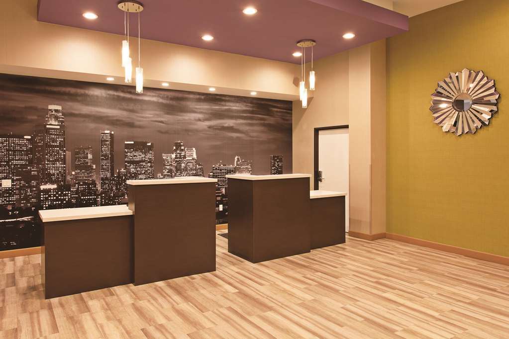 La Quinta By Wyndham Pomona Hotel Interior photo