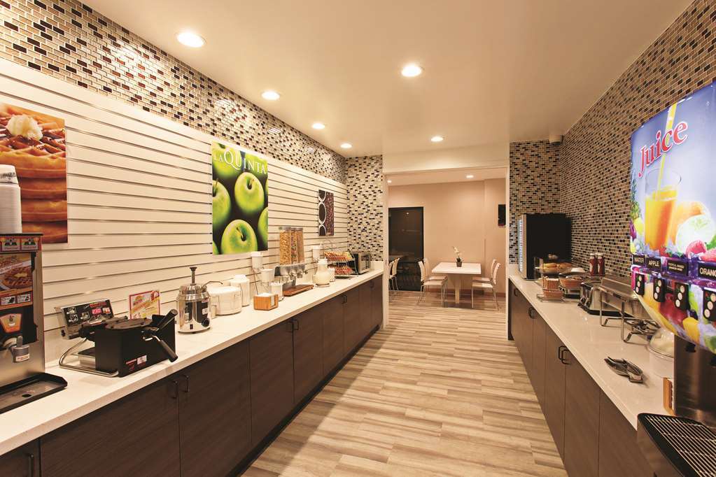 La Quinta By Wyndham Pomona Hotel Restaurant photo