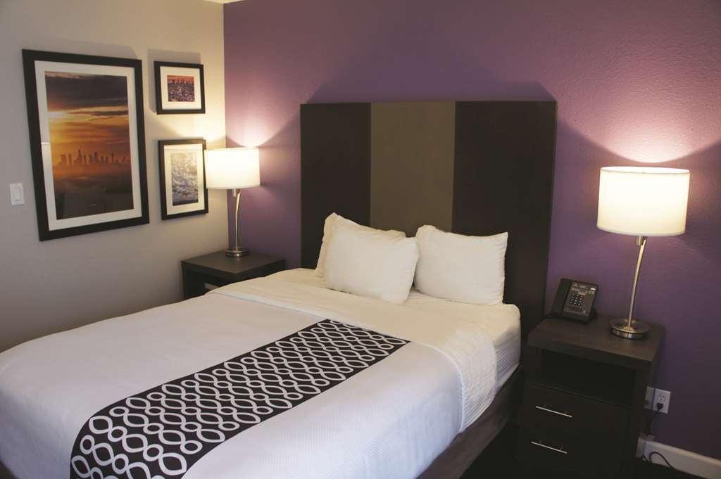 La Quinta By Wyndham Pomona Hotel Room photo