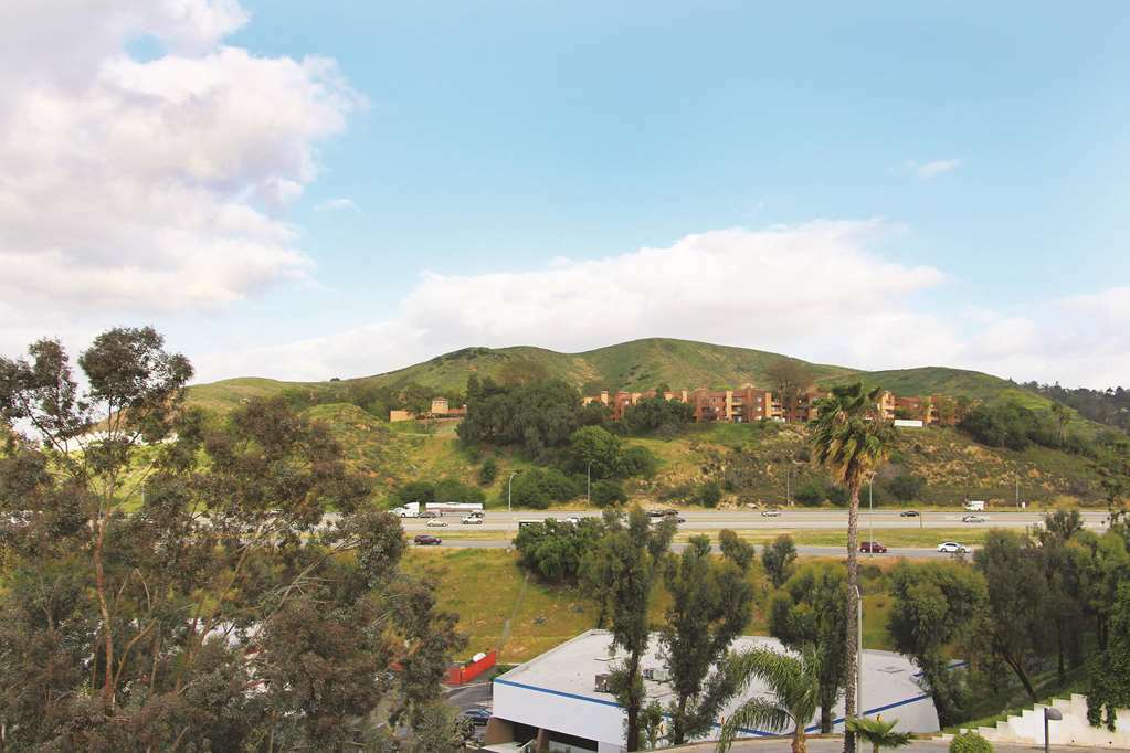 La Quinta By Wyndham Pomona Hotel Exterior photo