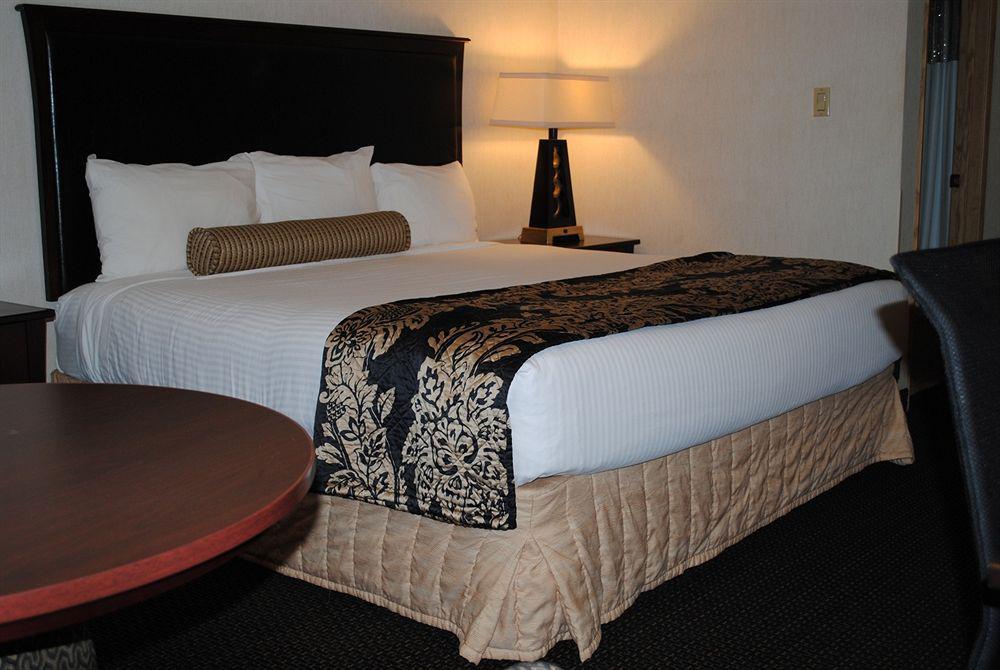 La Quinta By Wyndham Pomona Hotel Exterior photo
