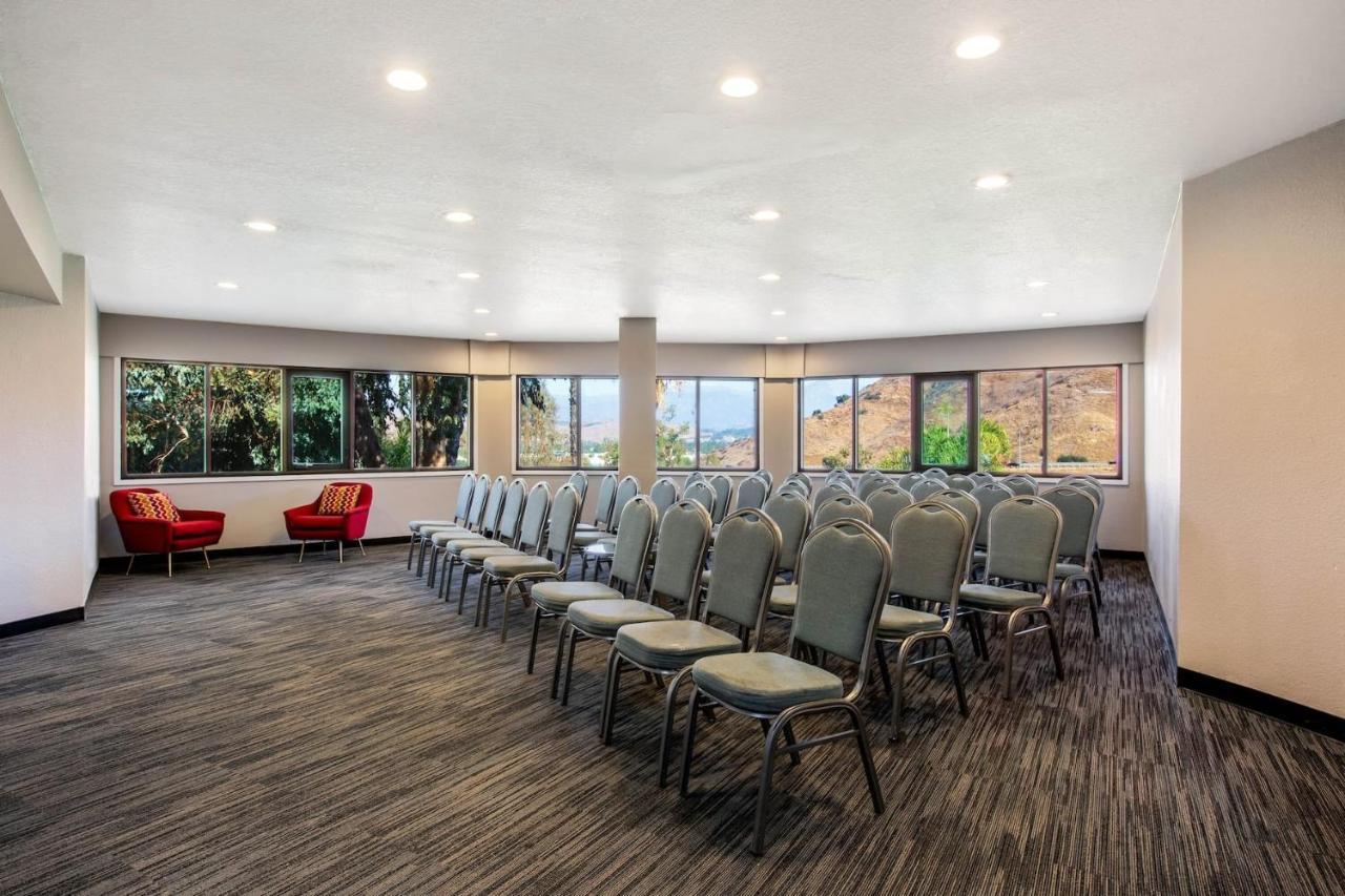 La Quinta By Wyndham Pomona Hotel Exterior photo