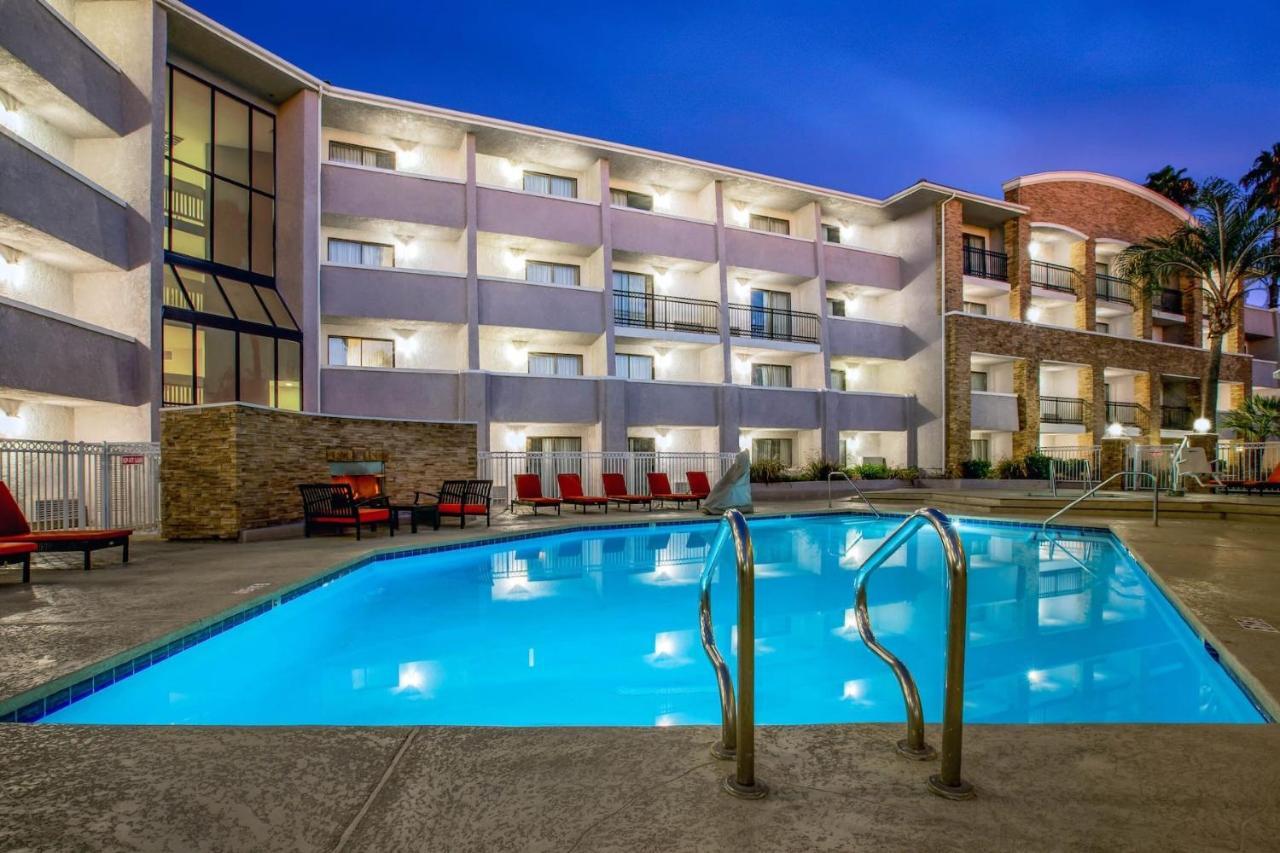 La Quinta By Wyndham Pomona Hotel Exterior photo