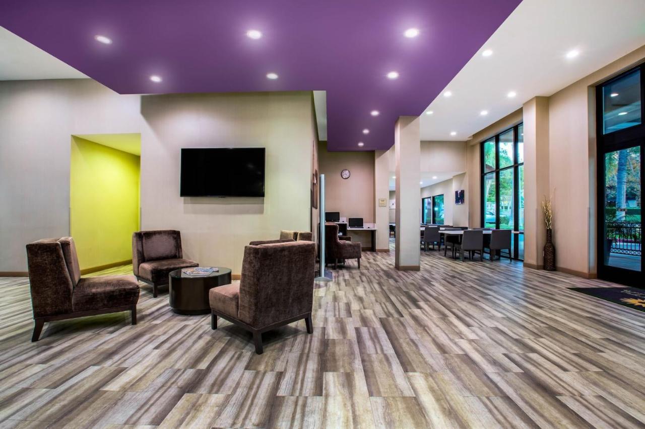 La Quinta By Wyndham Pomona Hotel Exterior photo