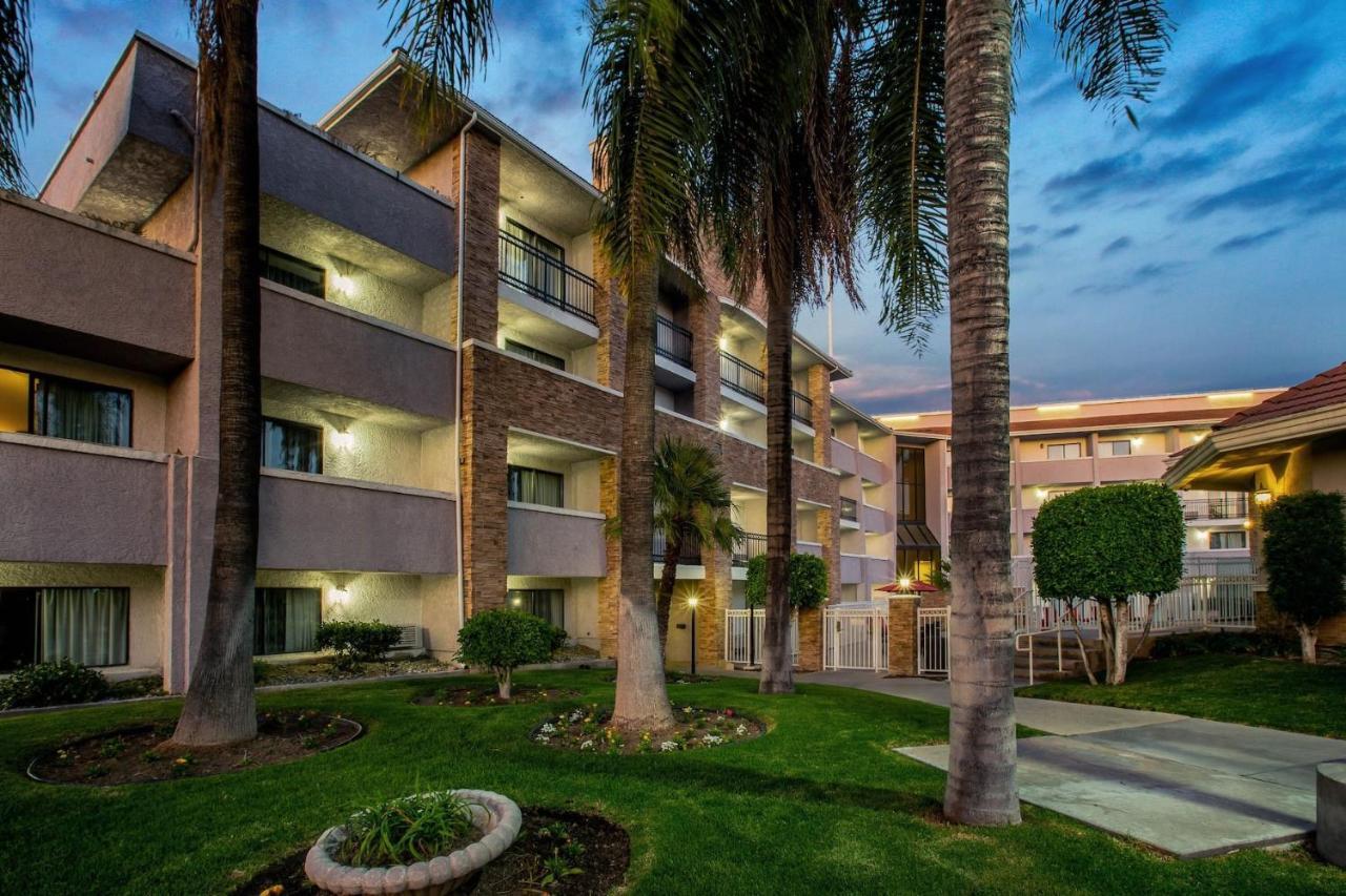 La Quinta By Wyndham Pomona Hotel Exterior photo