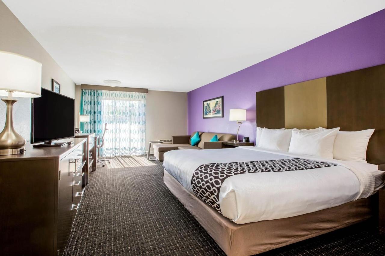 La Quinta By Wyndham Pomona Hotel Exterior photo